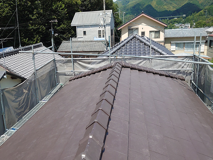下地から作り直して三州陶器平板瓦で施工をしたため、震・耐風性に優れた屋根になりました。