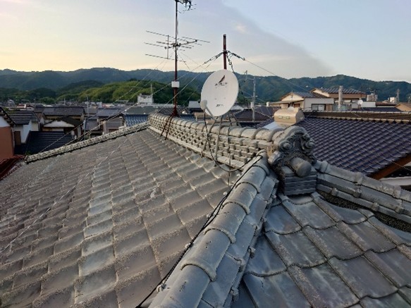 瓦の差し替えが難しい寄棟部屋も葺き替えで綺麗に。