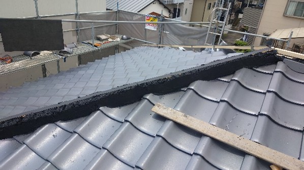 棟木部の設置が出来たので、漆喰を施工していきます。<br />
この後棟瓦を設置して完成になります。