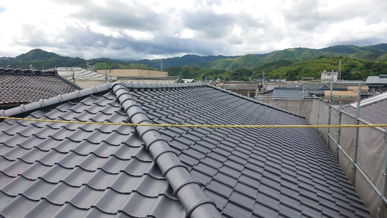 瓦の差し替えが難しい寄棟部屋も葺き替えで綺麗に。