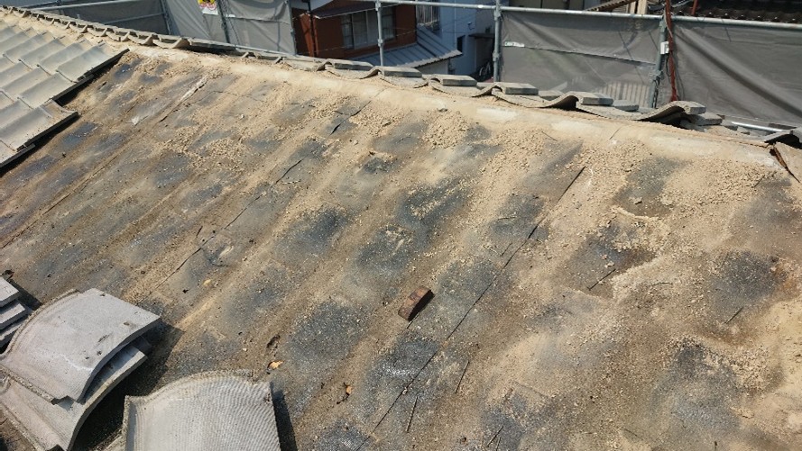 まずは、古瓦を撤去するところから始めます。雨漏りは瓦だけでなく、屋根材や防水紙などの確認も必要です。