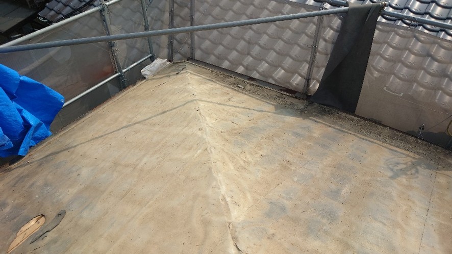 雨漏りということで防水紙を確認したところボロボロになってしまっていたので張り替えていきます。