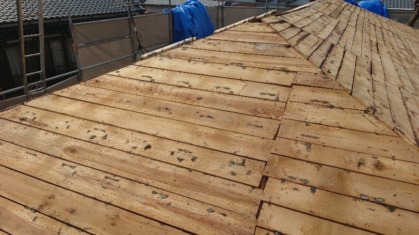 野地板の状態は良好だったので、このまま使っても問題なさそうです。