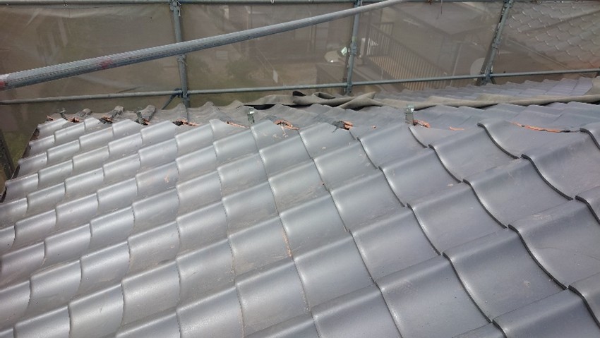 桟木打ちで土台ができたので、瓦を設置していきます。<br />
桟瓦と軒瓦でいつも見ている屋根になってきました。