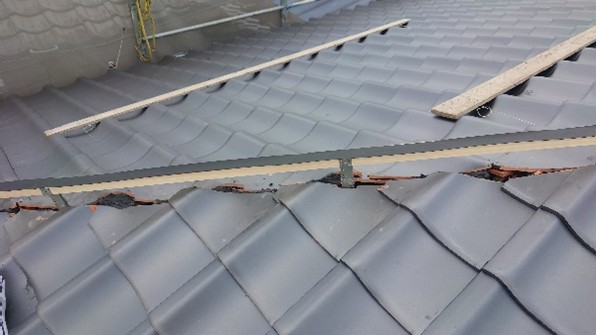 棟木部を設置していきます。<br />
漆喰をつけていくために必要な工程です。