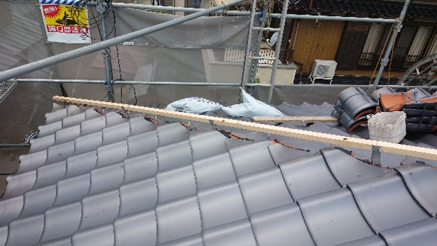 棟木部は棟となる瓦を設置するための土台になります。<br />
これの工程がないと漆喰も施工できず、すき間から雨風が入ってしまいます。