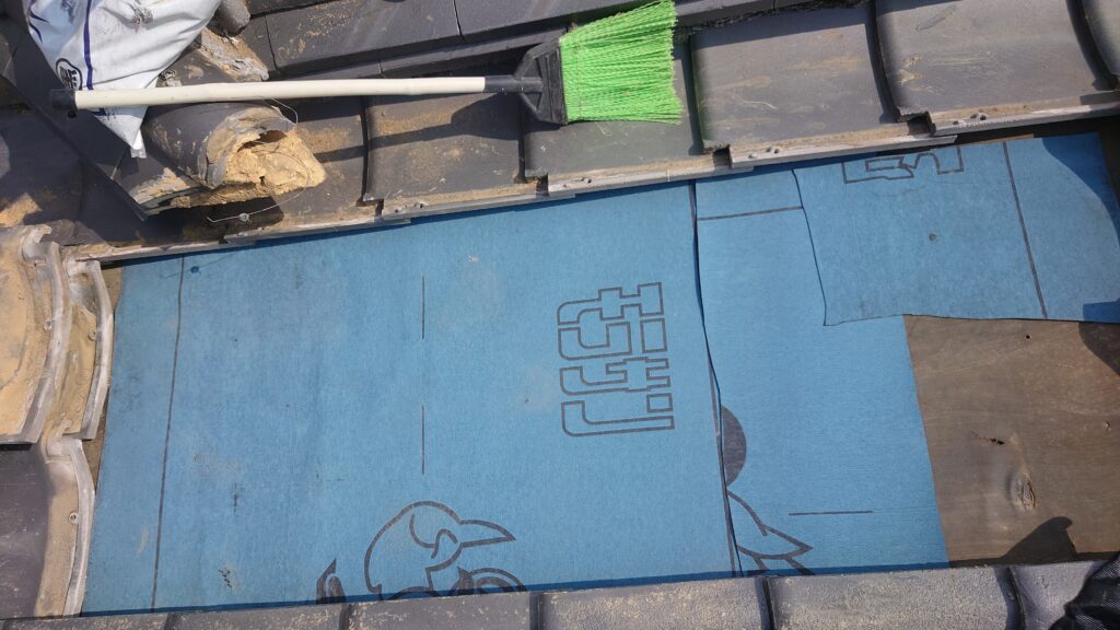 経年劣化した防水紙を粘着力がある新しい防水紙に変更していきます。