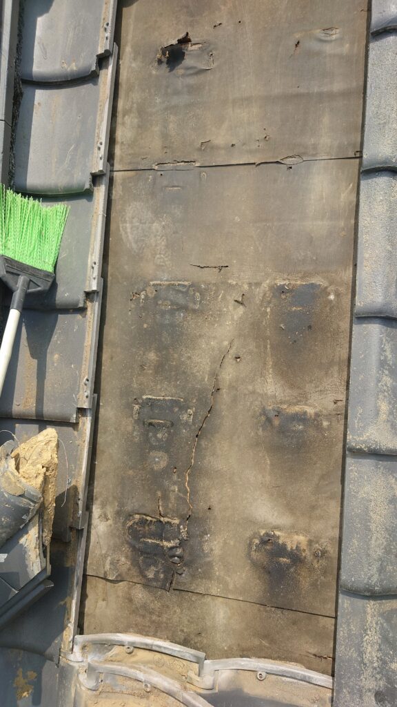 こちらの防水紙はかなり破れていて、これでは強風が吹くと雨が入ってきてしまいます。