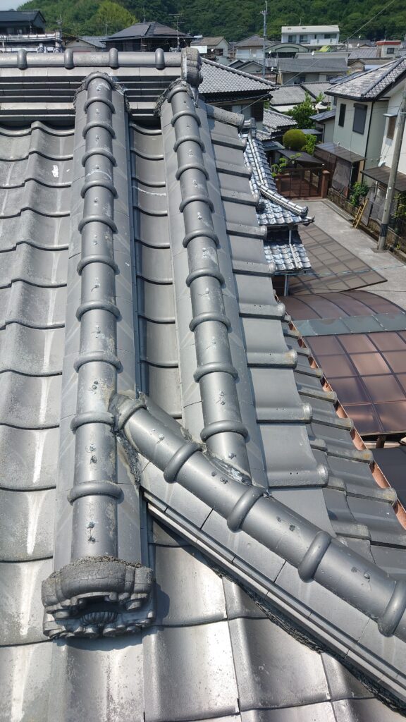 棟や棟といった箇所に瓦ずれや、経年劣化ですき間ができていれば防水紙が劣化している可能性も考えられます。