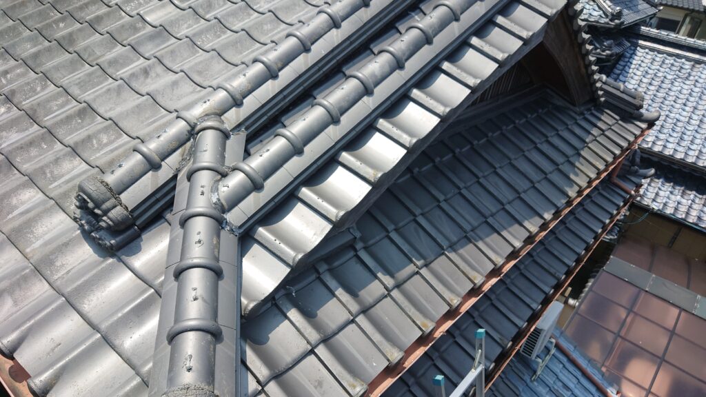 屋根の隅々まで問題がないかを確認していきます。