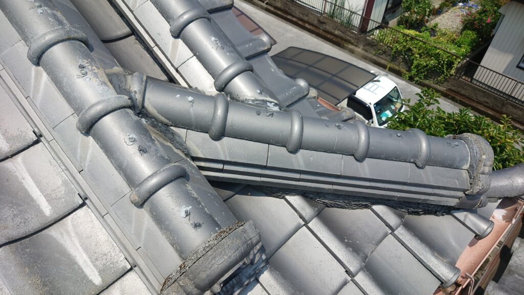 施工前のお写真です。<br />
屋根全体をみても、特に瓦が割れているなどは見受けられませんでした。