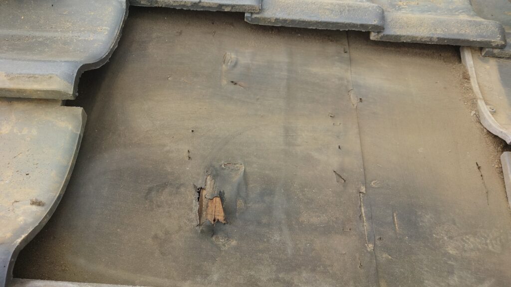 施工中のお写真です。<br />
やはり、防水紙の経年劣化で雨漏りが起こっていました。