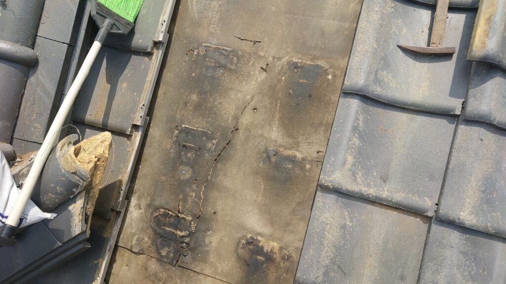 屋根に関する相談には瓦に問題がありがちですが、防水紙の経年劣化も雨漏りの原因に多い問題となっております。