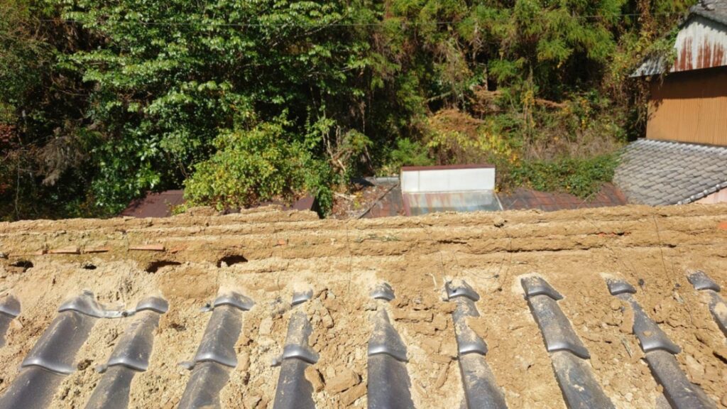 施工前のお写真です。<br />
棟を修理するため棟瓦を外していきます。
