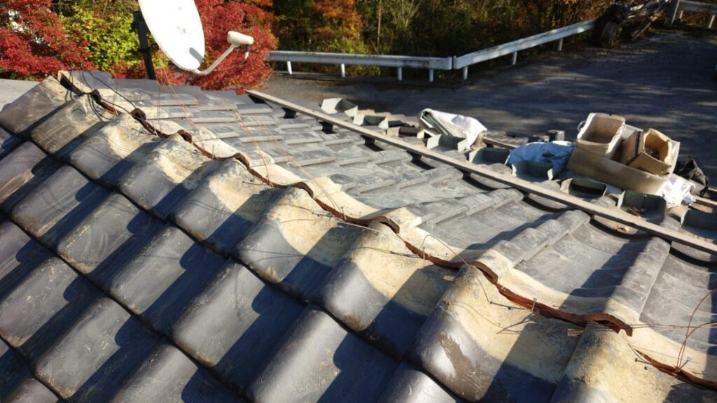 外した棟瓦以外の瓦を戻していきます。