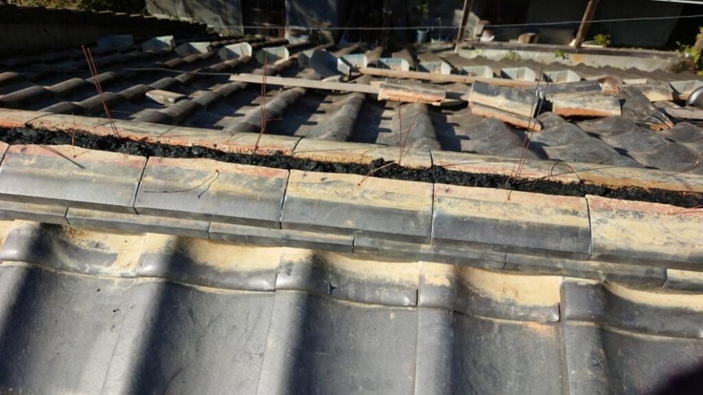 葺き土直して棟瓦も戻していきます。