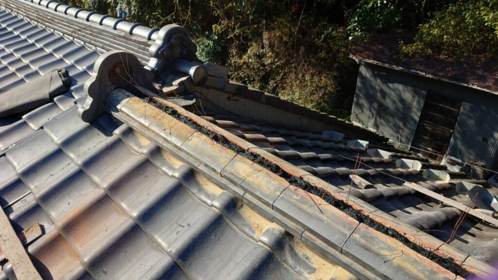 今回釉薬瓦を用いて工事をしています。