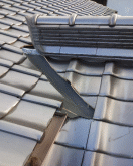 谷版の部分も短く雨水を受け止め切れていない状況です。