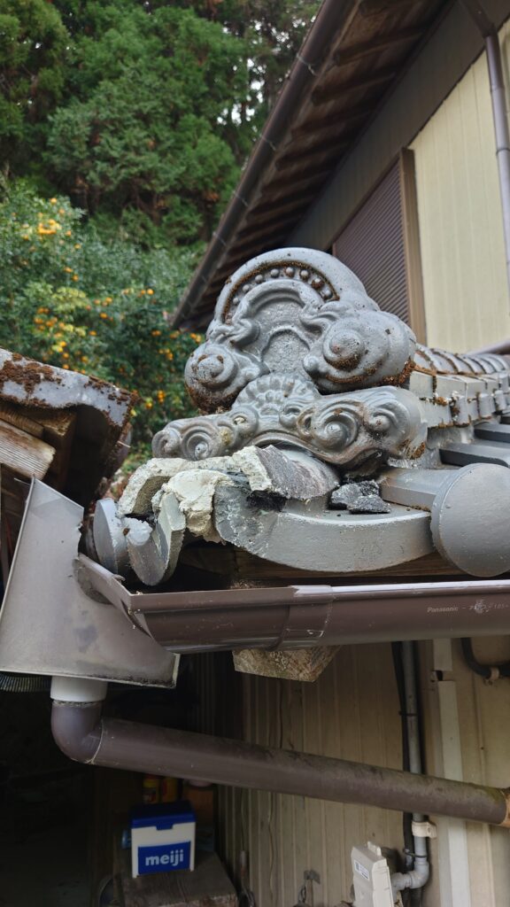 施工前のお写真です。<br />
隅巴瓦が破損しており破片がいつ落ちてくるか分からない危険な状態です。