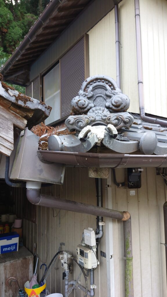 破損した瓦は破損した部分から風化が進み雨漏りなどが起こる可能性もあります。