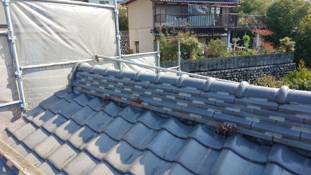 棟瓦にコーキングを塗布しております。<br />
漆喰もはがれてきております。