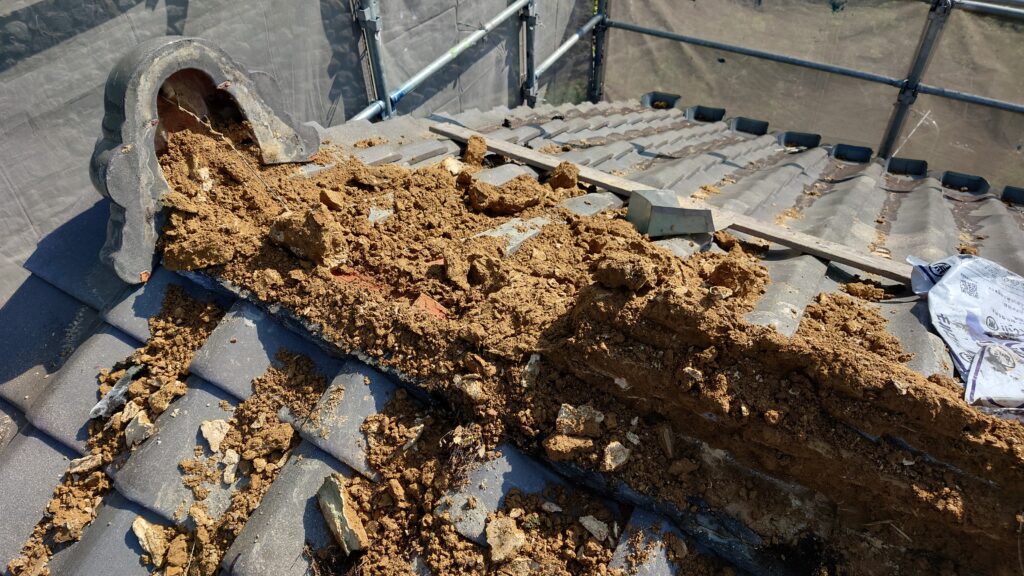 棟瓦を解体すると葺き土が雨水の侵入や経年劣化で接着力もありませんでした