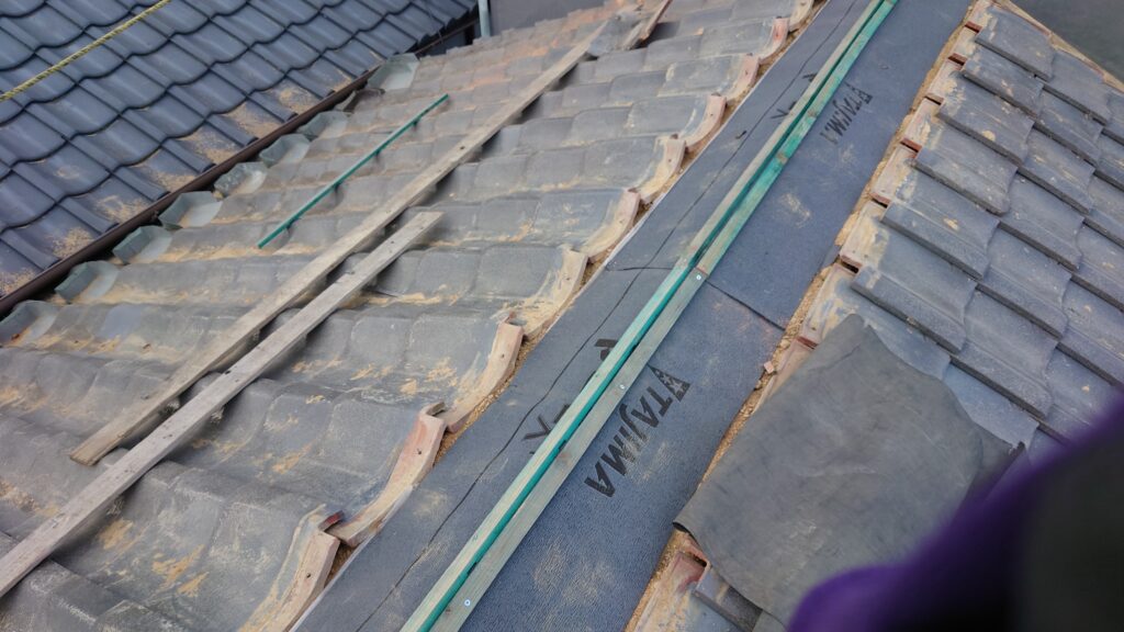 棟下の防水紙が劣化していたので雨水の侵入を防ぐために重要な工程です