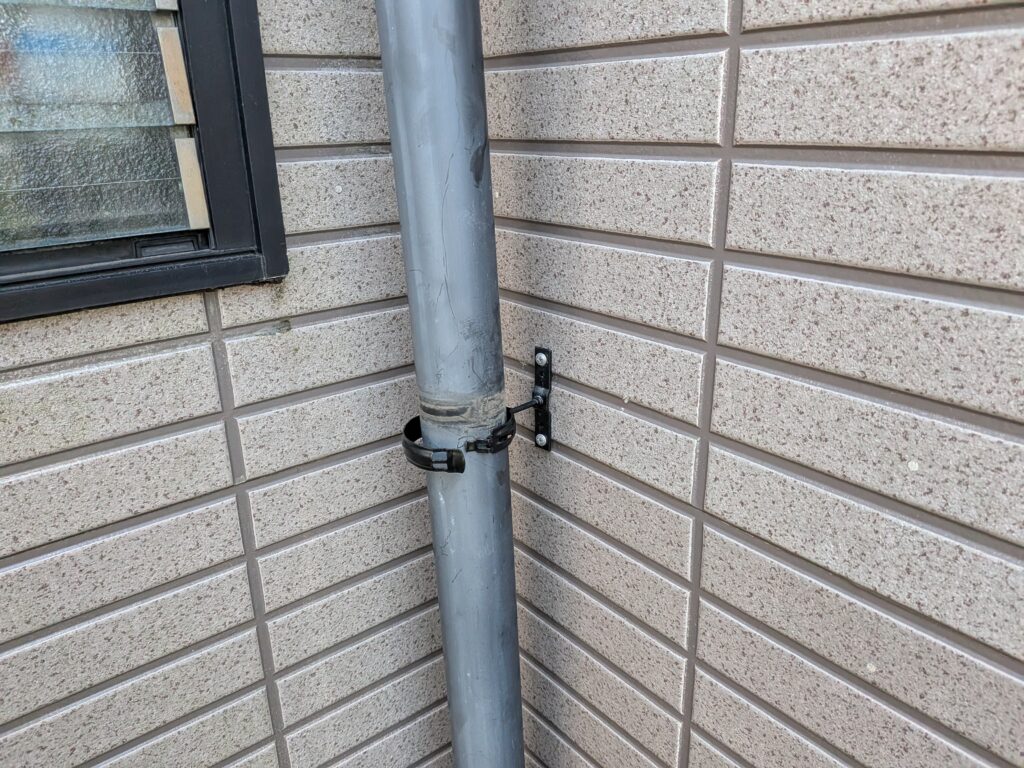 たて樋のはずれを発見しました。大雨が心配で