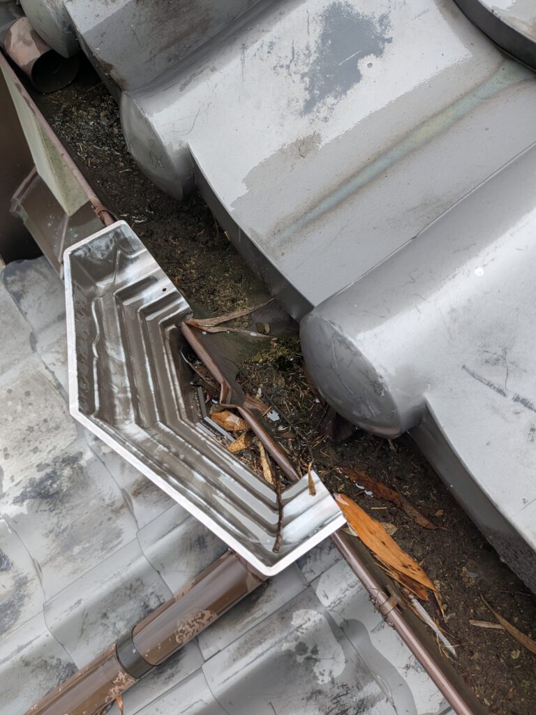 集水器から雨水が溢れている・・・