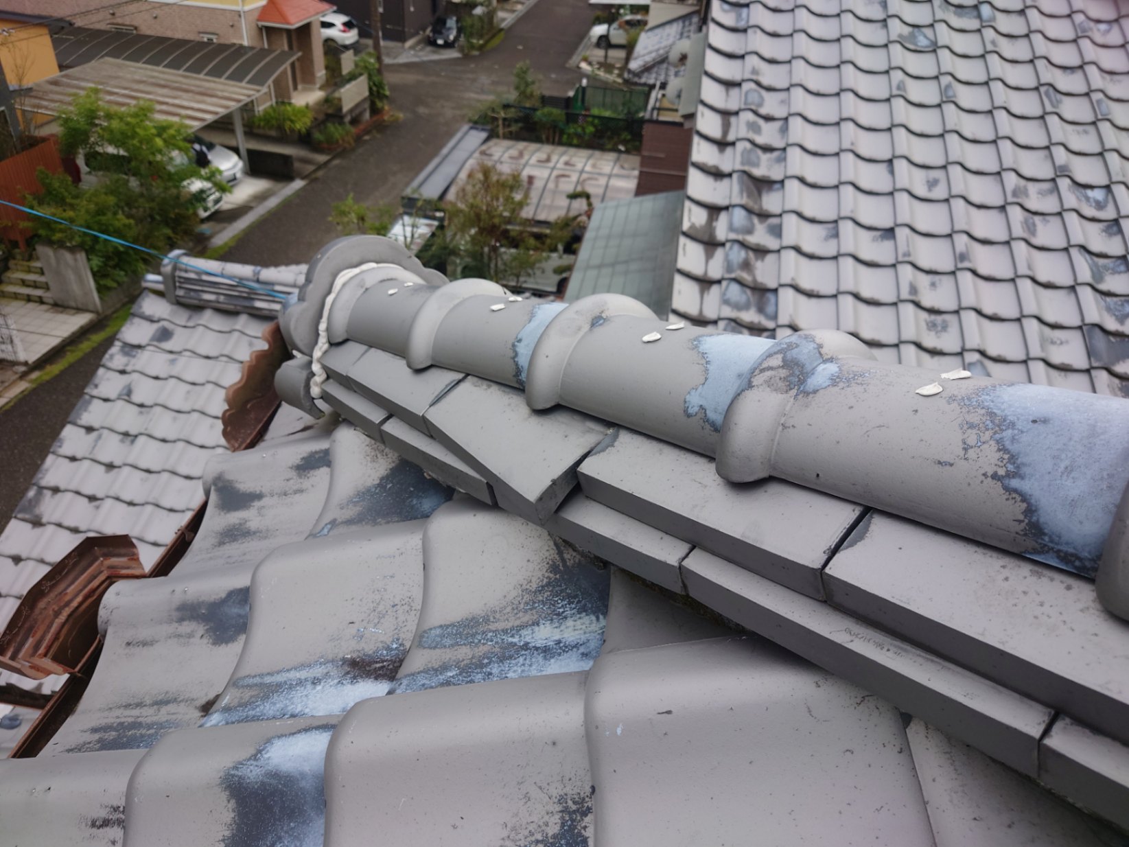 棟瓦が落下しそう・・・