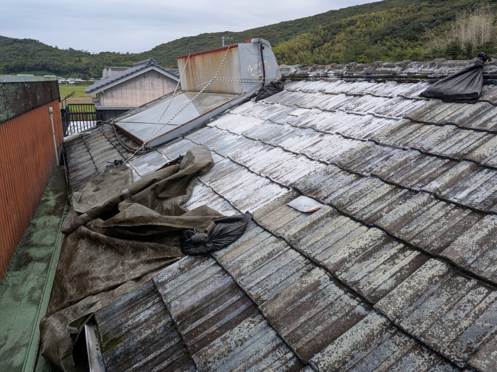 「小雨でも雨漏り」原因は自分でしたコーキング？南国市・築60年の厚型スレート屋根